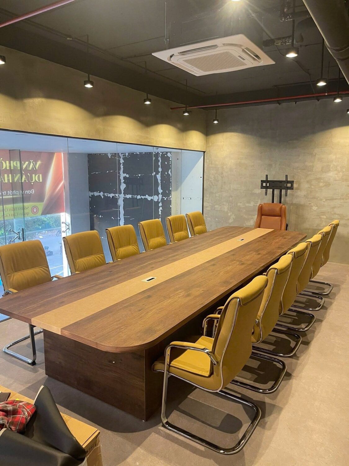 So sánh bàn họp gỗ tự nhiên và gỗ công nghiệp: Nên chọn loại nào?