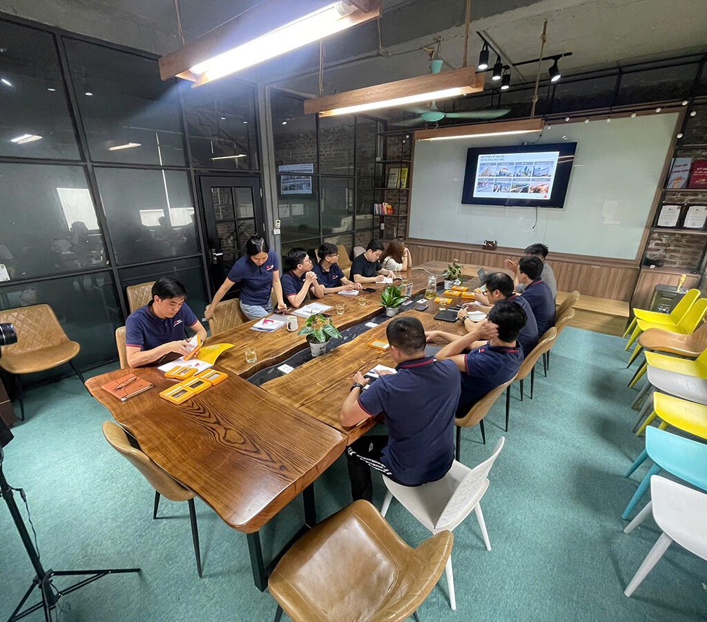 So sánh bàn họp gỗ tự nhiên và gỗ công nghiệp: Nên chọn loại nào?