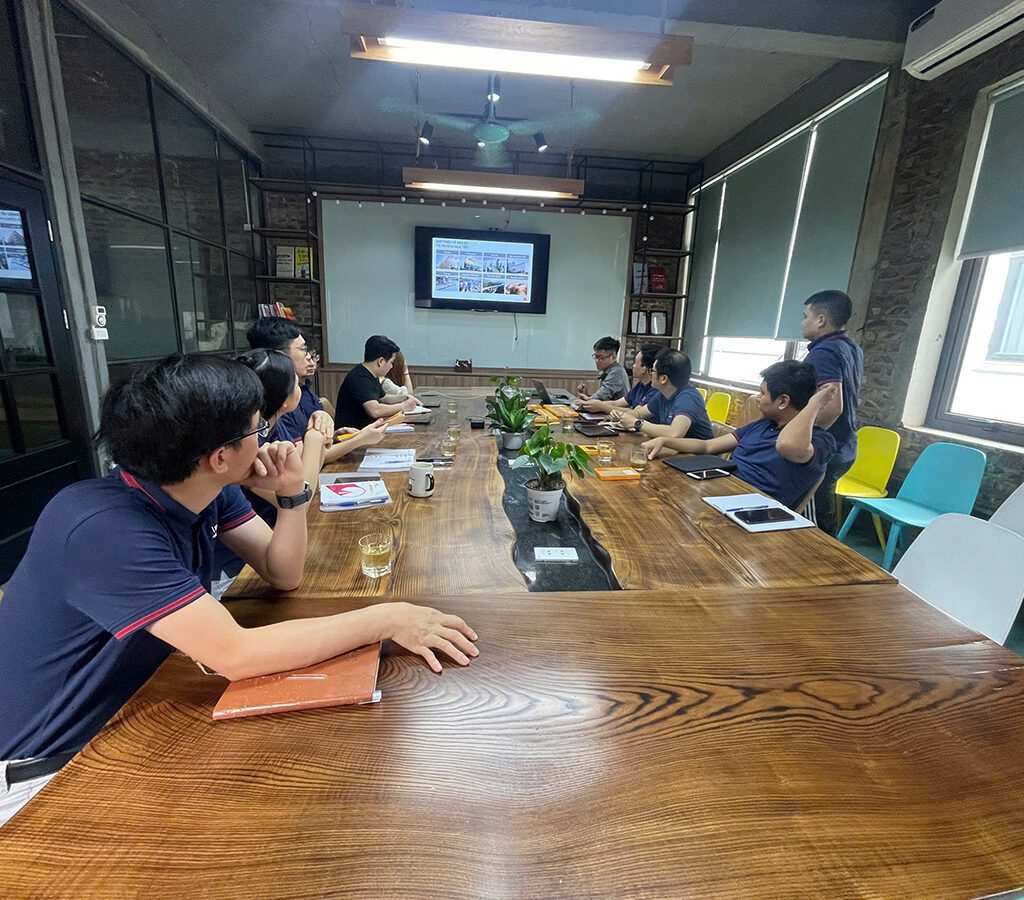 So sánh bàn họp gỗ tự nhiên và gỗ công nghiệp: Nên chọn loại nào?