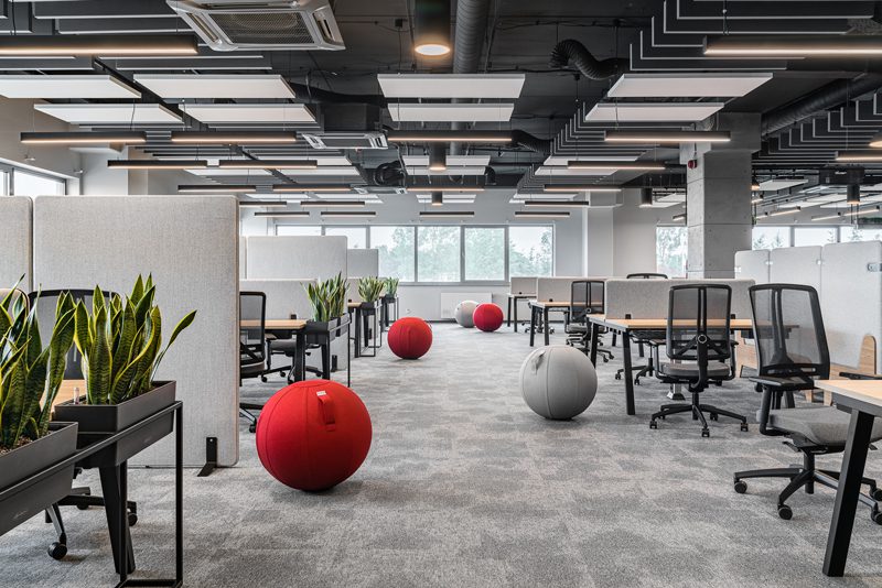 Làm thế nào để cân bằng giữa chi phí đầu tư nội thất văn phòng và hình ảnh thương hiệu?