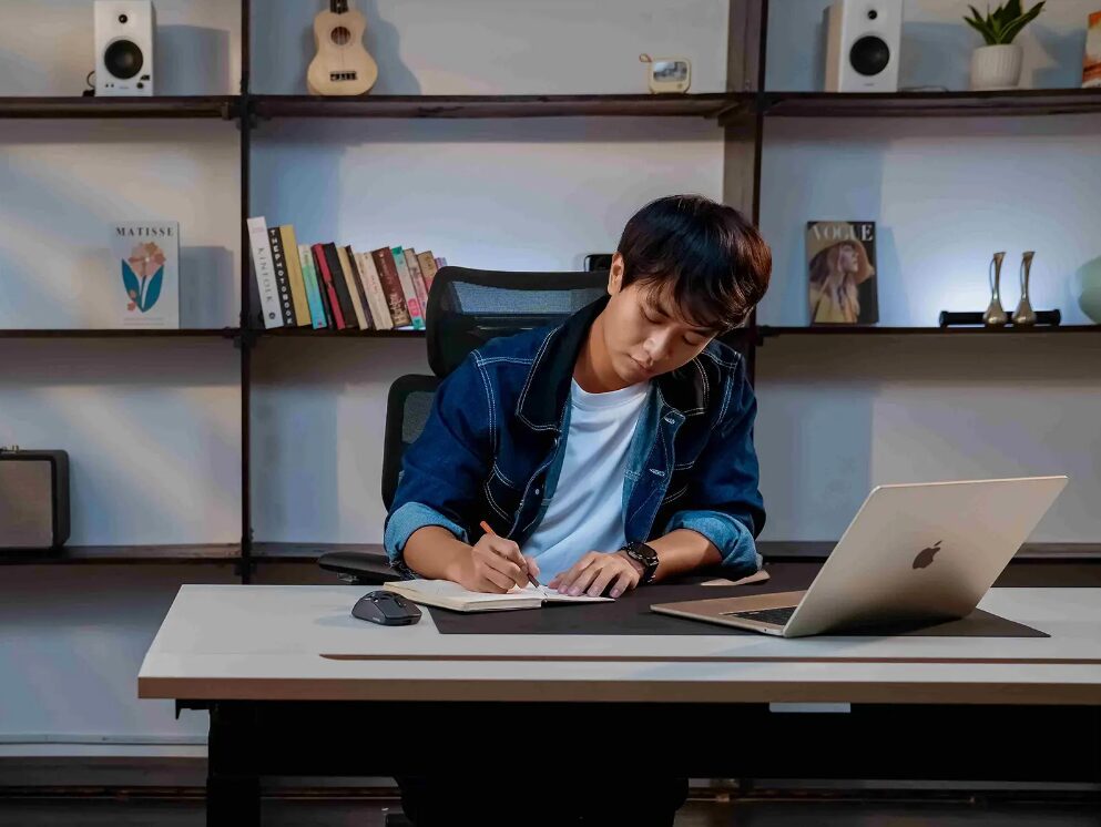 Ứng dụng nguyên tắc công thái học trong setup góc làm việc hiệu quả