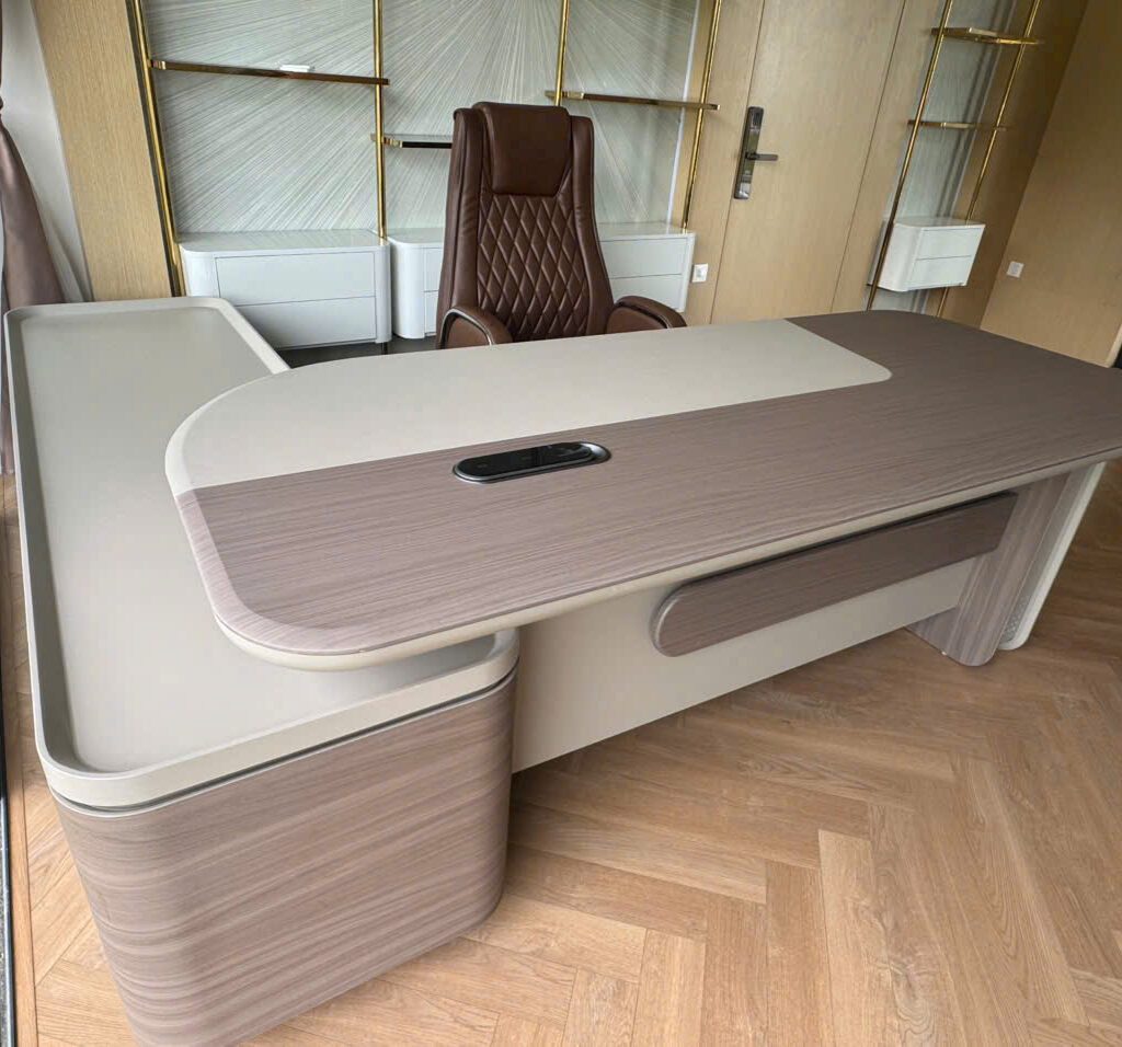 DỰ ÁN LẮP ĐẶT BÀN GIÁM ĐỐC VÀ BÀN HỌP NHẬP KHẨU TẠI HOÀN KIẾM – PHONG CÁCH LÃNH ĐẠO HIỆN ĐẠI, ĐẲNG CẤP VÀ CHUYÊN NGHIỆP