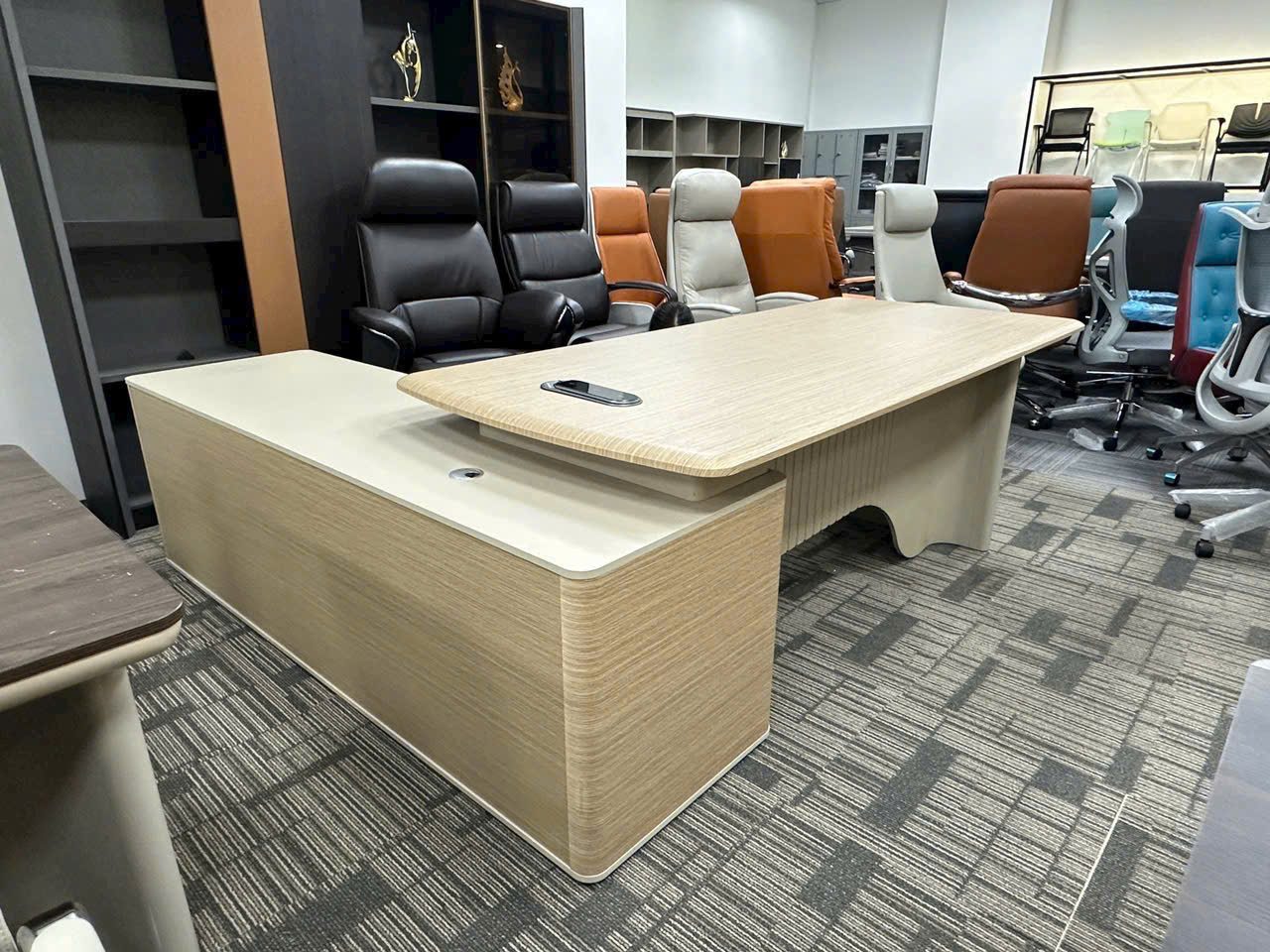 Dự án lắp đặt bàn giám đốc nhập khẩu tại TP. Hồ Chí Minh