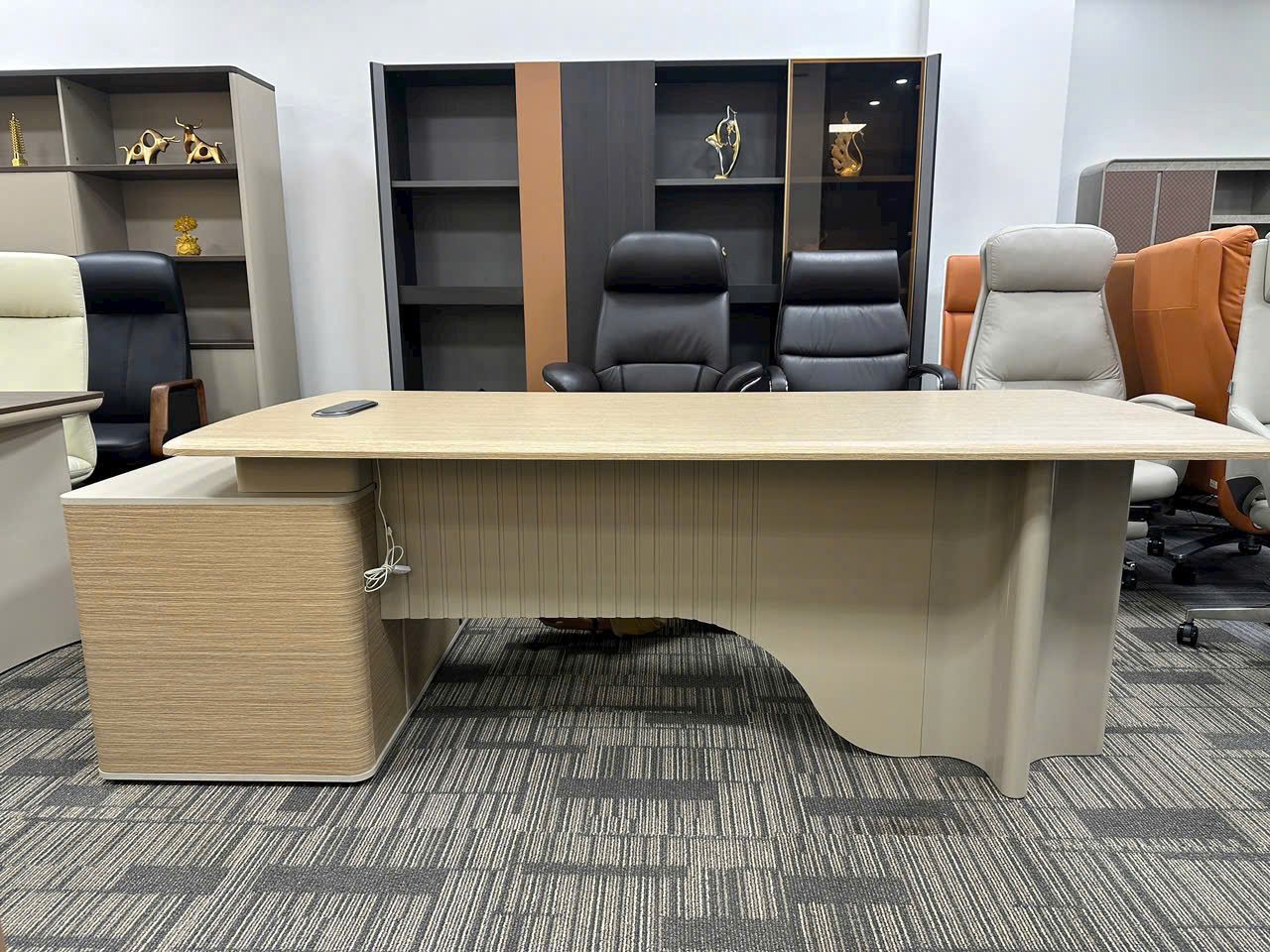 Dự án lắp đặt bàn giám đốc nhập khẩu tại TP. Hồ Chí Minh