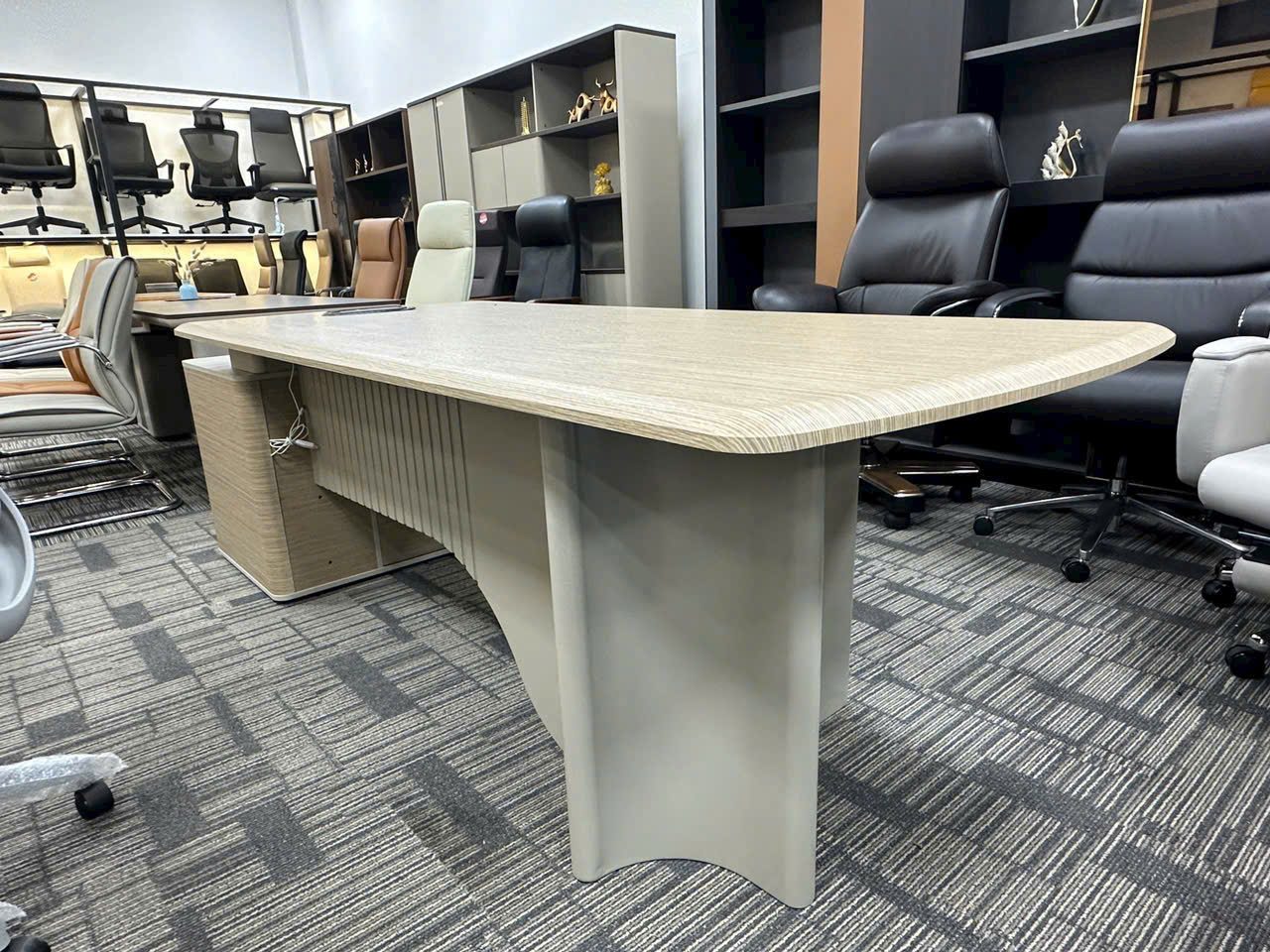 Dự án lắp đặt bàn giám đốc nhập khẩu tại TP. Hồ Chí Minh