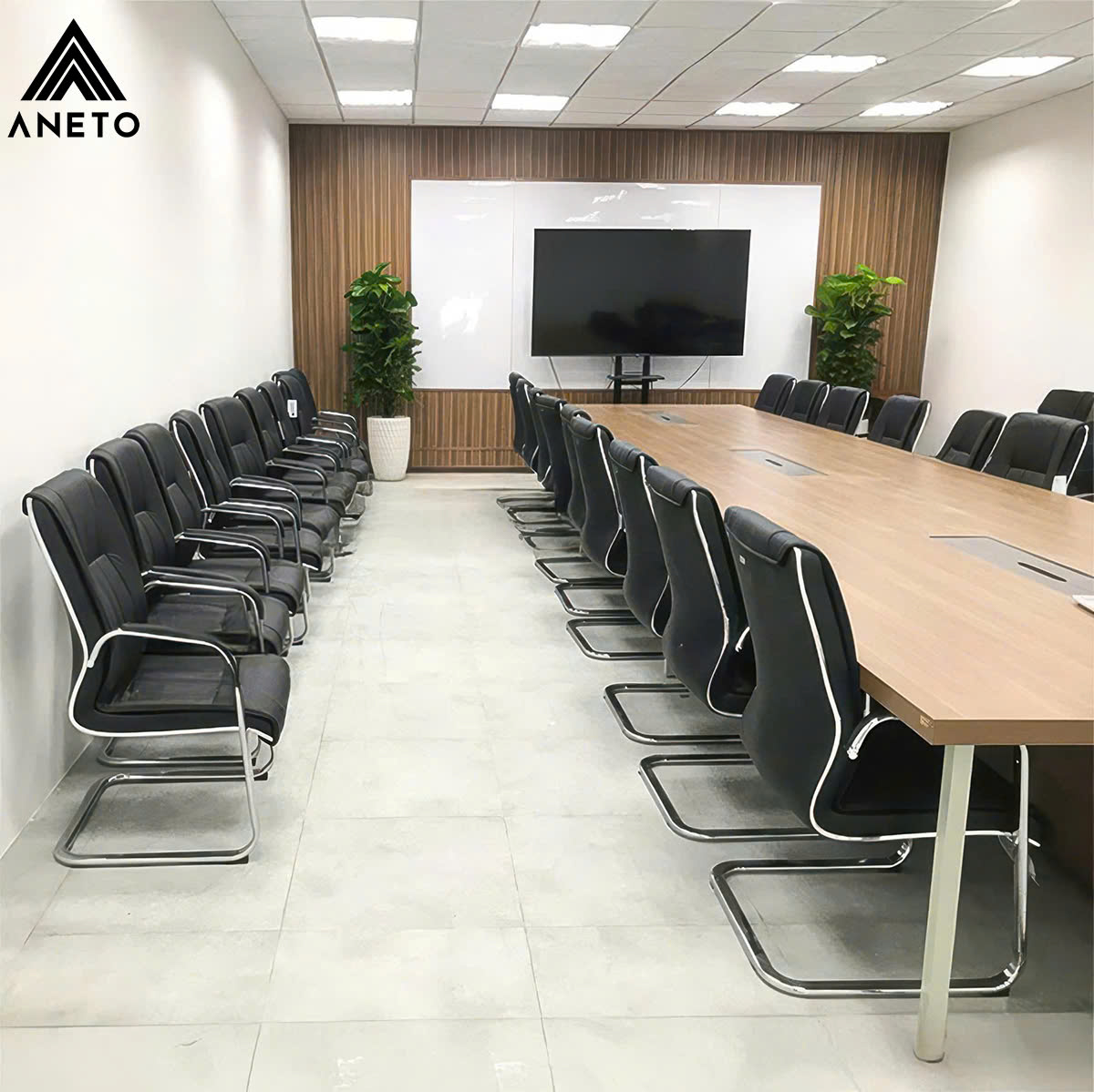Bàn họp văn phòng chân sắt: Giải pháp tiết kiệm và hiện đại cho startup Bàn họp văn phòng chân sắt ANETO