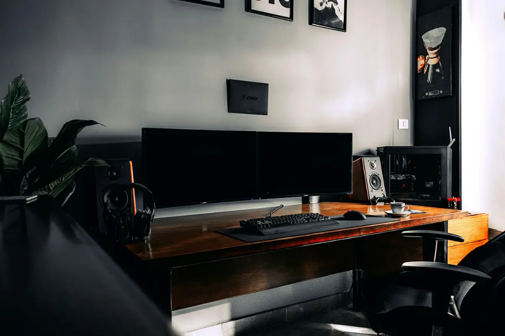 Khám phá ý tưởng setup góc làm việc với tone đen chủ đạo – Sang trọng, cá tính và hiệu quả Khám phá ý tưởng setup góc làm việc với tone đen chủ đạo – Sang trọng, cá tính và hiệu quả